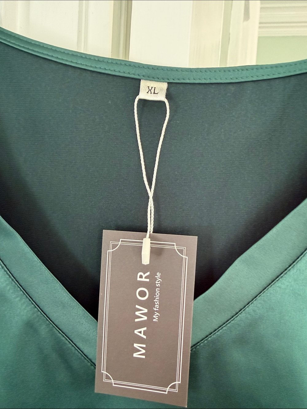 Women's Green V-Neck Sleeveless Blouse, size XL New with Tags - Picture 2 of 3